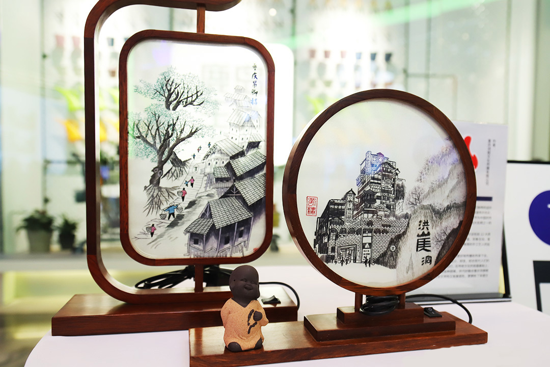 重慶渝中第一屆<a href=http://m.szxta.com target=_blank class=infotextkey>文創產品設計</a>大賽金獎作品“吊腳樓蜀繡臺燈”